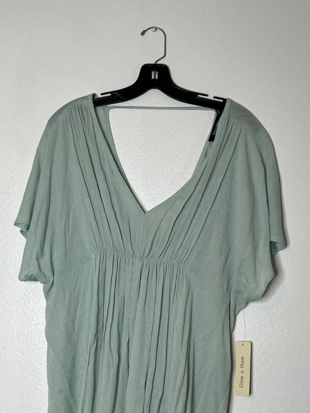 Doe & Rae Sage Green V-Neck Pleated Front Textured Short Sleeve Top Womens M